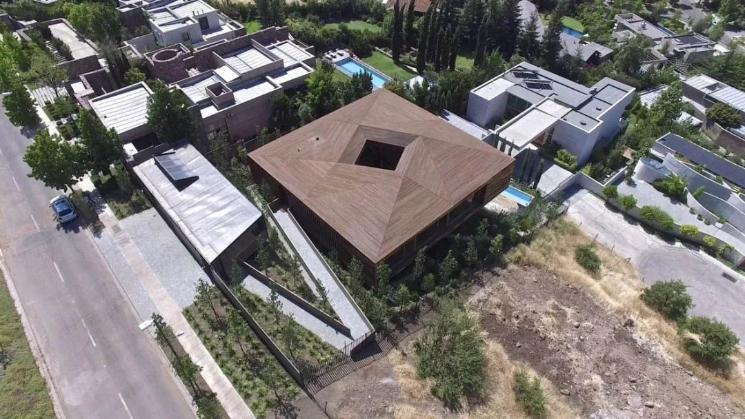 如何在地球盡頭般的荒涼之地，打造一座自然和